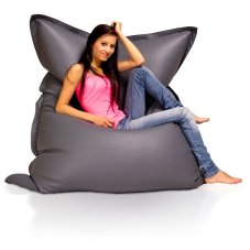 Mladá žena sedící v opravdu velkém sedacím vaku - Polštář 3XL o rozměrech 180x140cm. Mladá žena sedící v opravdu velkém sedacím vaku - Polštář 3XL o rozměrech 180x140cm.